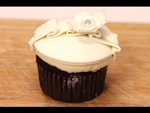 Rachael Teufel's Fondant Ruffle Bridal Cupcake Tutorial | Project Cupcake Craftsy Cake Decorating