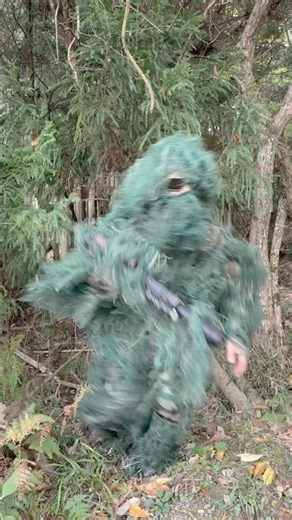 ギリースーツをまとった伝説のスナイパー