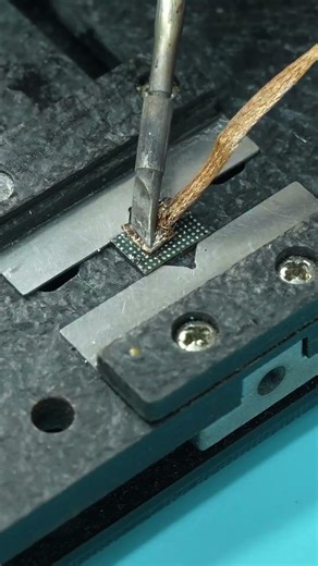 Avoid “Non Genuine Screen” on iPhone 13 – IC Chip Transfer Process #phonerepair #screenreplacement