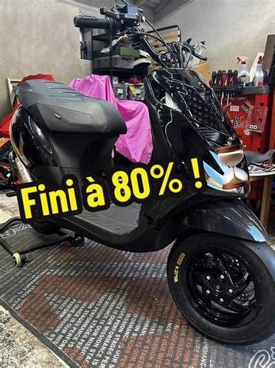 FINI À 80% ! ⏳ • Le ZIP de piste avance plus que bien ! 👍🏽 • Merci @meca2booster44🇫🇷 pour ton savoir faire ! 👨🏻‍🔧 • Demain il sera fini et prêt pour son kit déco ! 🥳 • 💶 Code promo @MAXISCOOT : ZIPBBAG 💶 • 👻 Snapchat : bbag_bklf 👻 • 📸 Insta : Booster_Black_and_Gold 📸 • #fyp #pourtoiii ##viral_video
