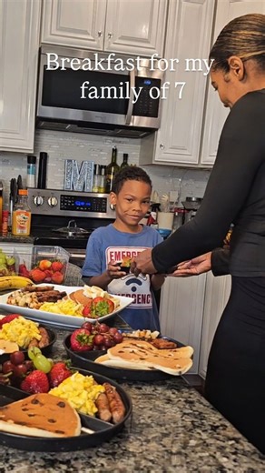 Naajma Shanel on Instagram: "Family breakfasts are my absolute favorite! These moments are so precious. I treasure them, knowing that one day everyone will have their own families and routines. 💕 #cookingwithdimples #breakfastvibes #easyrecipes #familytime #pancakelove #GriddleLife""