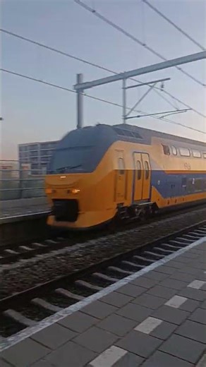 VIRM-6 vliegt voorbij Almere Poort #almere #train #ns #db #fürdich #voorjou