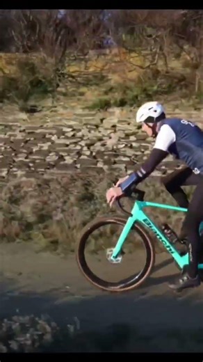 Gravel en pied de digue bien glissant