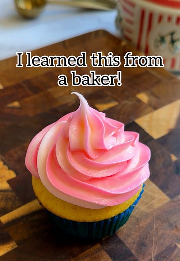 Easy Cupcake Decorating technique! 🧁 How to make a two tone frosting swirl to decorate cakes and cupcakes! #cupcakes #baking