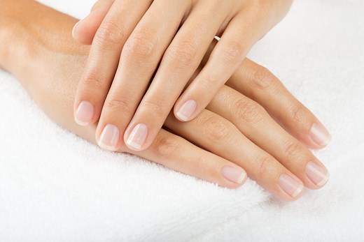 Taches blanches sur les ongles (leuconychie) : c’est quoi ?