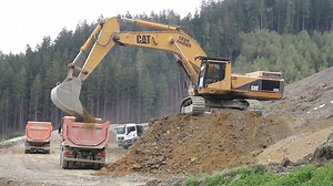 Caterpillar CAT 375 ME loading trucks 2020 4K | Excavator