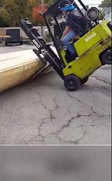 フォークリフトで荷下ろし中の落下破損事故07 #Shorts