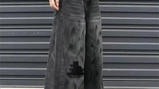 美式脏染破洞牛仔裤，裤型裁剪合体线条流畅，遮臀显瘦，时尚潮酷又百搭 牛仔裤 破洞牛仔裤 女裤 时尚 穿搭