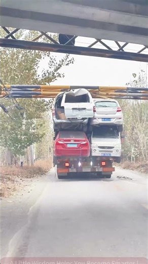 Full Process of Overloaded Transport, Cars on Top Are Crushed