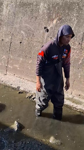 there is a fish hiding #dadidetv #fypviralシ #Amazing #teamgrabetee | DADI De TV