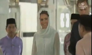 El viento le levantó el vestido a Kate Middleton al final del cierre de gira por Asia
