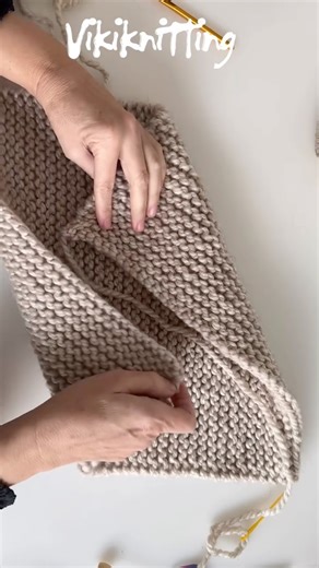 Viki | Knitwear Designer on Instagram: "We knit a simple snood 1. Knit a square in stockinette stitch with sides of 35 cm. 2. Place the edges diagonally and sew a section 15 cm long. 3. Turn the piece inside out and fold it in half. Done ✨ #knitting #knittedsnood #easyknitting #knittingforbeginners #knittedaccessories"