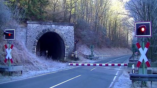 实拍：火车进入隧道的全过程，这感觉太爽了！