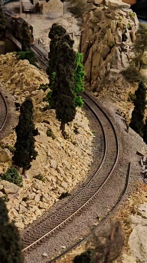 36K views · 2.8K reactions | Rio Grande through the narrows entire 80 car train #customtrains #riogrande #model #railway #travel | Custom-Trains | Facebook