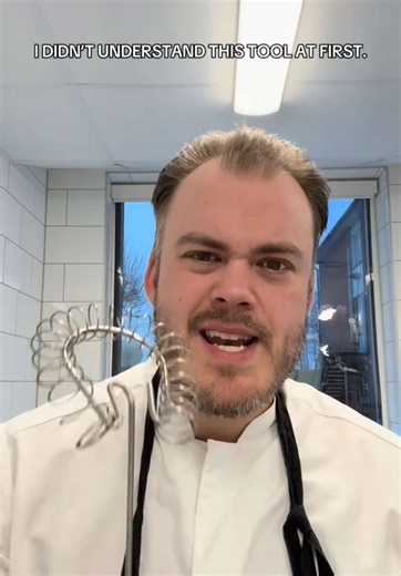 As a chef, I was used to balloon whisks. Then I moved to Sweden and kept seeing this flat style everywhere. At first, I didn’t get it. But for sauces in a pan, it’s incredibly precise. It’s interesting how a small design shift changes technique. Do other Nordic countries use this as much? #kitchentools #swedishdesign #cheflife #saucemaking #nordicculture