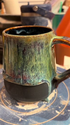 This is one of my favourite glaze combos! 3x black engobe on the bottom, 3x iron lustre (overlapping engobe a bit), 3x oatmeal over top of IL, 2x heavy seaweed on rim. #glazingpottery #hopemountainart #kilnhaul #amacoglazes #potterylove