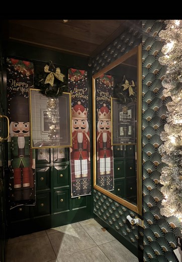 Maison Bourelly dove essere un’alta sartoria su misura, ma oggi è il punto di ritrovo elitario a Milano: qui ci si incontra per apprezzare l’arte, il vino, il bello e quella cultura italiana che non urla, ma resta. Sono felice di essermi circondata di persone che condividono i miei valori e di aver creato un punto di riferimento milanese, ad oggi unico in Italia. Se anche tu credi che lo stile sia cultura, identità e visione, segui su Instagram @Maison Bourelly Qui non si passa. Qui si appartien