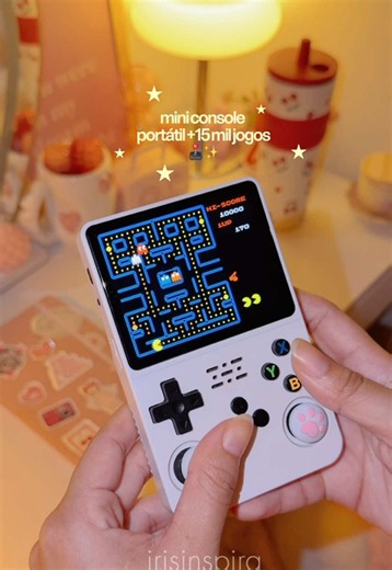 Respondendo a @Soraya 🎀 Simm 🥹🎮 esse mini console portátil reúne vários jogos da nossa infância! Tem vários super famosos e outros que eu nem sabia que existiam kkkkk. Gosto muito dele, é muito gostoso ficar jogando e relembrando esses jogos 💗✨ #jogos #console #retro #achadinhos #presente