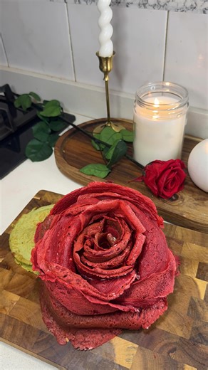 Sammy Moon | Recetas | Nutrición on Instagram: "Pastel de rosas de crepes 🌹 Ingredientes: Crepes: • 3 huevos • 1.5 tz leche • 1 taza y 1/4 de la harina de tu preferencia • 1 pizca de sal • 3 cdas cocoa • Estevia en polvo o líquida al gusto • Colorante vegetal o extracto de remolacha • Una cucharada de aceite de oliva Relleno: • 350g queso crema •Unas gotas de Estevia •Unas gotas de vainilla • Opcional: Decora con azúcar glass o alulosa en polvo ❤️"