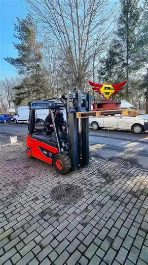 🎥 Na filmie pokazujemy fragment egzaminu praktycznego UDT – ten moment, który zawsze rozpala komentarze do czerwoności 🔥😅 Czyli klasyk: opuszczenie ładunku do pozycji transportowej 📦➡️ 📏 Jak to wygląda na egzaminie? 👉 ładunek 20–30 cm nad podłożem 👉 maszt maksymalnie na siebie (jeżeli ładunek na to pozwala) 👉 i… jedziemy 😎 Ten ładunek to 🏋️‍♂️ konkretny ciężar i był solidnie przymocowany do palety – zero opcji na przesunięcie. Kursanci ogarnęli temat perfekcyjnie 💪 Ale spokojnie… już 