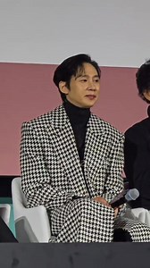 The cast of #SquidGame season 2 at their Netflix fan event today in Seoul, South Korea. Their entrance 🔥 and introduction. 💖 ------------------- Special thanks to: Netflix #NetflixPH #NetflixKR #SquidGame season 2 premieres on December 26 via Netflix. #SquidGameSeoul LONGER VIDEO (includes intros and cast messages) of SQUID GAME meet and greet: https://youtu.be/ivQ6ttRqgFM 🟥️ Cast including Lee Jung Jae, Lee Byung Hun, Kang Ha Neul Im Siwan, Jo Yuri, Park Sung Hoon, Wi Ha Jun, Lee Jin Uk, Lee