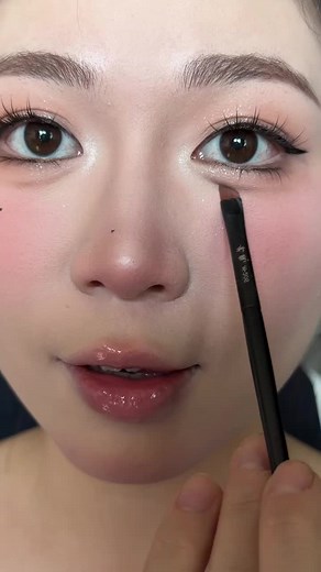 Makeup nhẹ nhàng với cushion YSL và túi xách: hướng dẫn dễ theo