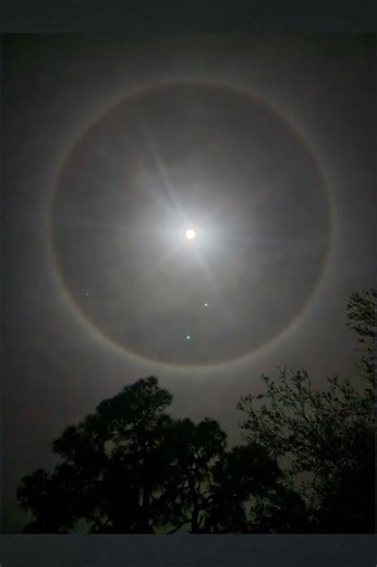 I saw a ring around the moon🤯