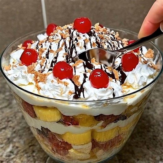 Ultimate Banana Split Trifle Pie Ingredients: 1 box yellow or angel food cake mix The full recipe is in the FIRST (C.O.M.M.E.N.T) 👇 | The Humor LAD