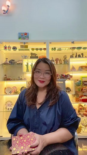 Intricate Card Display and Shuffling Techniques