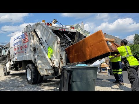 Old Patriot Disposal Garbage Truck VS Bulky Manual Trash