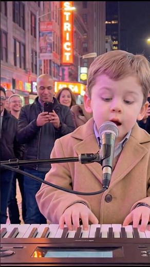 Elon Musk’s Son singing live in PUBLIC 🥺🙏🏻✝️ “I like my suitcase” soooooo cute