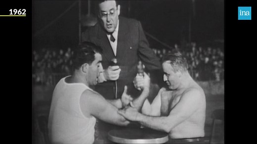 💪 CULTE 💪. «Vous n'arriverez jamais à raccourcir le bras de l'un ou allonger le bras de l'autre». 1962, Guy Lux résume bien la situation assez complexe dans laquelle Léon Zitrone peine à se sortir. Un bras de fer entre deux concurrents de mauvaise volonté venus participer à l'émission «Interville», provoque une séquence culte ! | INA