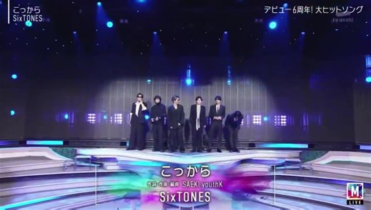 SixTONESの黒スーツが魅力的！
