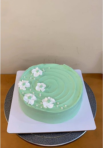 Floral Cake🤍 - - - - - - #cakedecorating#cakeoftiktok#cakeoftiktoks#smallbusiness#sialkothomebakery#viralreel#viraltiktok#tiktokgrowth#homemadecakes#foryou#fyppppppppppppppppppppppp#cakelovers#fyp#foryoupage#trendingtiktok