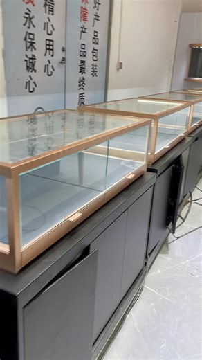 ✨Every successful jewelry store tells a story through space — from the moment customers walk in to the final display they stop at. 👉Materials, lighting, and custom showcases work together to create an immersive shopping experience. ✨At Myshine Display, we help bring these spaces to life.💎 🤗Our team offers a true one-stop solution: store design, custom-made jewelry counters, careful packaging, international delivery, and clear installation guidance.✨ 🤔Thinking about upgrading your jewelry sto