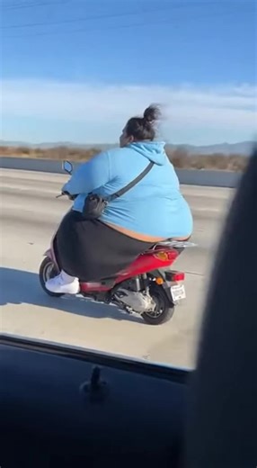 Moped Struggles on the Highway: A Wild Ride