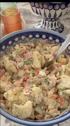 Sałatka z kalafiora i z marynowanymi pieczarkami z szynką,jajkiem,jest pyszna.