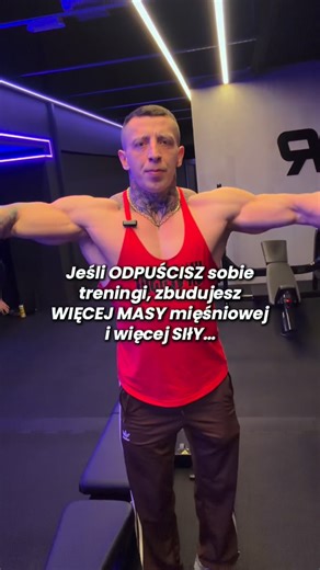 Łukasz Drygiel | Trener Online | Personalny Lublin on Instagram: "Wiem, że może Cię to zaskoczyć, ale…👇🏻 Co kilka tygodni warto wprowadzić tzw. tydzień odpuszczenia. Oznacza to: wykonujesz tylko jedną główną serię i rezygnujesz z wszystkich ćwiczeń izolowanych. Niektórzy mogą nawet odpuścić cały tydzień treningu i będzie to dla nich lepsze. Pewnie teraz myślisz: „Serio? Tydzień przerwy?” Już wyjaśniam… Kiedy regularnie trenujesz ciężko, nakładasz na ciało spory stres. Jeśli co pewien czas nie 