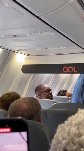 Encontro emocionante com ídolo: cantando para Péricles no avião!