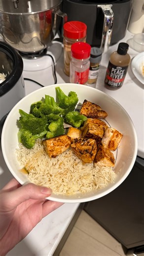 Cassidy on Instagram: "30 minute dinners are REAL and POSSIBLE 👏🏼 Hot honey salmon bites with basmati rice and steamed broccoli - quick and easy for a weeknight 🙂‍↕️ I’ve been working late the last few days and having a plan to put something together quickly makes all the difference - my best tip for this is to incorporate a rice cooker or an air fryer since they can do a lot at once!! If I can get this done in 30 mins while filming, I promise you can do it too 🤭 #homecook #homecooking #dinn