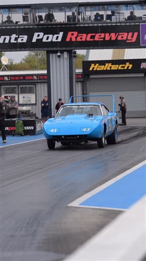 🔥 Plymouth Superbird #43 🔥👀 Don Scott sending it down the strip 💨💥 That wing, that sound - absolutely legendary ⚡🏁 Nostalgia, noise & pure Mopar magic!!! • 👉 Drop a 🔥 if you love old-school Mopar power! ❤️ Like • 💾 Save • 📲 Share • ➕ Follow @dragracingforall for daily drag racing action 👊🏻 #plymouthsuperbird #superbird43 #donscott #moparmagic #dragracingforall #dragracinguk #nostalgiadragracing #dragraceaction #strip | Dragracingforall