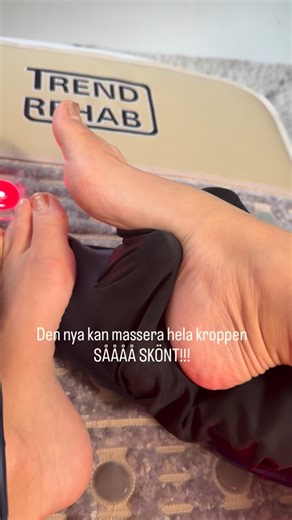 Paulina Ekhem | Utbildningar inom Hälsa & Business on Instagram: "Gillar du massage så kan detta va ett bra alternativ! Kolla här hur den arbetar på fötterna och hela benen, helt underbart med knådningen!! 🤩 Vilket område hade du kört den på om du hade en hemma? 😃 Jag ska va ärlig om mina tankar inför att denna skulle anlända till Trendrehab… ”Inte ännu en vanlig massagekudde 🙄”. Jag blev både glad och överraskad över hur denna var konstruerad, sååå skön!! Testa! Denna finns med på kampanjen,