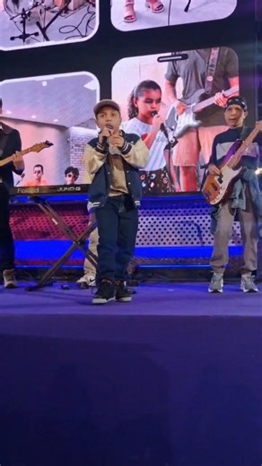 Antonyel Pacheco on Instagram: "Com a visão da plateia. ​Desta vez não foi ensaio: 2025 nos jogou diretamente no palco do Festival LED @somosglobo . Ver todo o trabalho sendo reproduzido ao fundo durante a nossa apresentação foi surreal. ​Com 28 anos de carreira, senti, pela primeira vez, meus dedos falharem durante uma apresentação... Mas a falha não foi por nervosismo, e sim por pura emoção! Dizem que o artista deve conter os sentimentos no ápice do show, mas, neste dia, pedi licença para sent