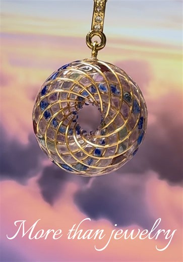 Inside are Lapis Lazuli, Garnet, Obsidian, Amethyst, Clear Quartz, and Green Aventurine. Each stone has a role. Clarity. Grounding. Protection. Focus. Growth. The torus shape works with natural energy flow. The crystals support intention and coherence. This piece is made slowly, with purpose. Created for those who feel energy and choose to work with it consciously. #toruspendant #energytool #handmade #crystalenergy #morethanjewelry