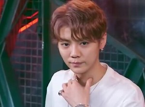 鹿晗王嘉尔的甩手抖腿舞，两位小朋友的既视感，用全身为选手加油