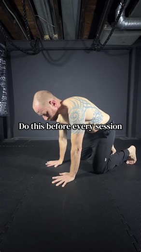 Do this before every session👇🏻 Wrist mobility needs to be a part of everyone’s routine and at the start is the best place to begin. Your wrists support you with every press, every pull, every carry, every lift, and every fall. We want to keep away stiffness and pain so they can do their job, and you can do yours. 👉🏻 Follow for more full body strength and mobility training that you can do anywhere. 👉🏻 Comment MOVE26 to talk about getting your own plan or coaching 💪🏻🧠 #PurposeDrivenFitnes