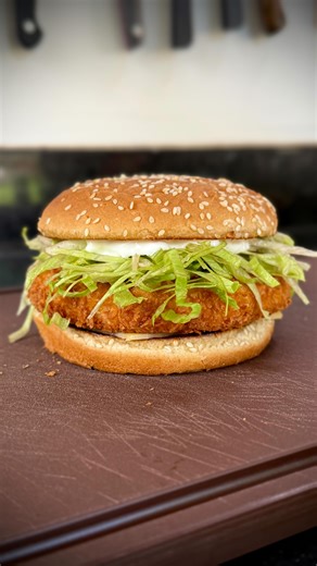 MARINA FUCANO | Churrasco e Receitas on Instagram: "MC CHICKEN - com burguer de frango caseiro Eu fiz o hamburguer de frango e a maionese do chicken - se perdeu a maionese volte um video ou comenta que eu te envio 🍔🍗 Burger de frango: 150g de peito de frango 1/2 colher (café) de alho em pó 1/2 colher (café) de cebola em pó Sal e pimenta-do-reino a gosto Pitada de MSG Triture o frango no processador com os temperos, até obter uma mistura homogênea. Molde em formato de hambúrguer e leve ao freez