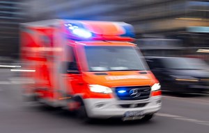 Schwerer Unfall bei Nacht: Rettungswagen und Auto prallen in Aichach zusammen