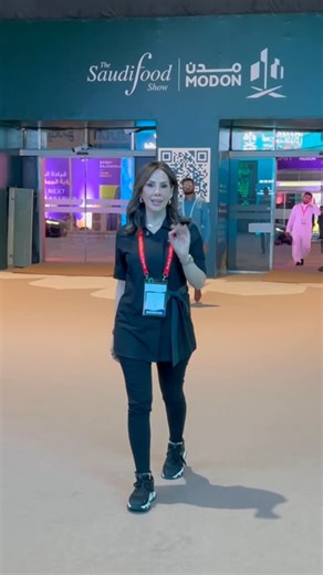 ‎ديما حجاوي Deema Hajjawi‎ on Instagram‎: "ممتنة جدًا لمشاركتي في معرض السعودي فود – أحد أكبر وأهم معارض الأغذية في المنطقة! كانت تجربة ملهمة جمعتني بمحترفين وشغوفين من كل مكان، وشرف كبير إني كنت جزء من هذا الحدث الرائع❤️ خلال المعرض، قدمت عرض طبخ مميز، شاركت فيه وصفات ونكهات من قلبي، وكان من ضمنها إطلاق نوع جديد من بهاراتي – بديل مرق الدجاج Better Than Chicken Stock 🌿منتجي ترشح لجائزة افضل منتج نباتي والحمدلله… it was shortlisted ❤️ كما وفازت الشركة الفخمة الي بتصنعلي بهاراتي بجائزة افضل منتج 