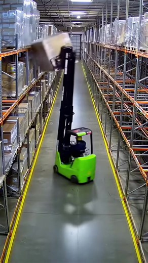Phoenix Distribution Center Destroyed by Single Bump Phoenix, Arizona – November 28, 2025 A high-volume fulfillment center in Phoenix faces a total shutdown of one wing after a forklift accident. The video captures the driver misjudging the width of the aisle and nudging a support post. The vibration destabilized the top-heavy racks filled with inventory boxes. Within moments, the metal groaned and sheared, sending a cascade of brown boxes tumbling to the concrete. The collapse chased the driver